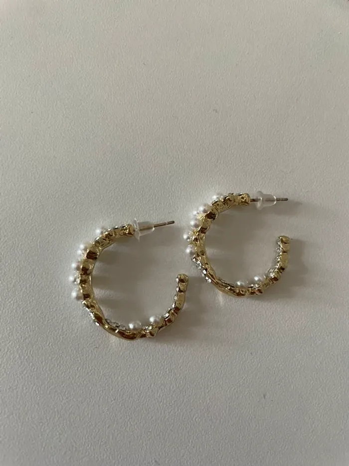 Boucle d’oreille demi créole perle du groupe MaxMara - photo numéro 4
