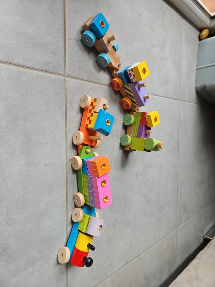 2 trains en bois