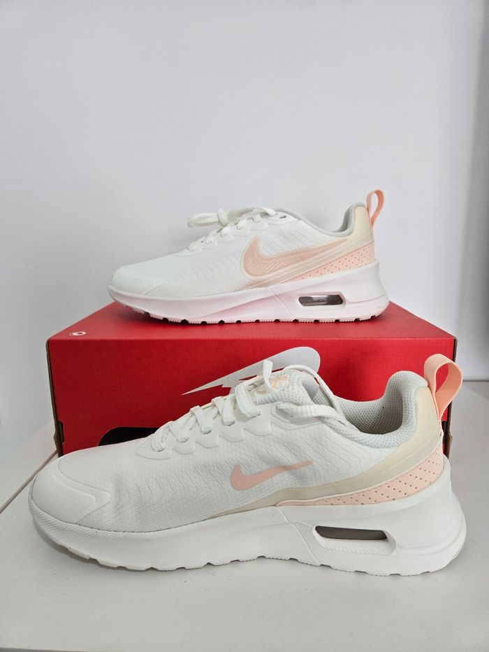 Nike air max nuaxis taille 39 neuves blanc rose - photo numéro 2