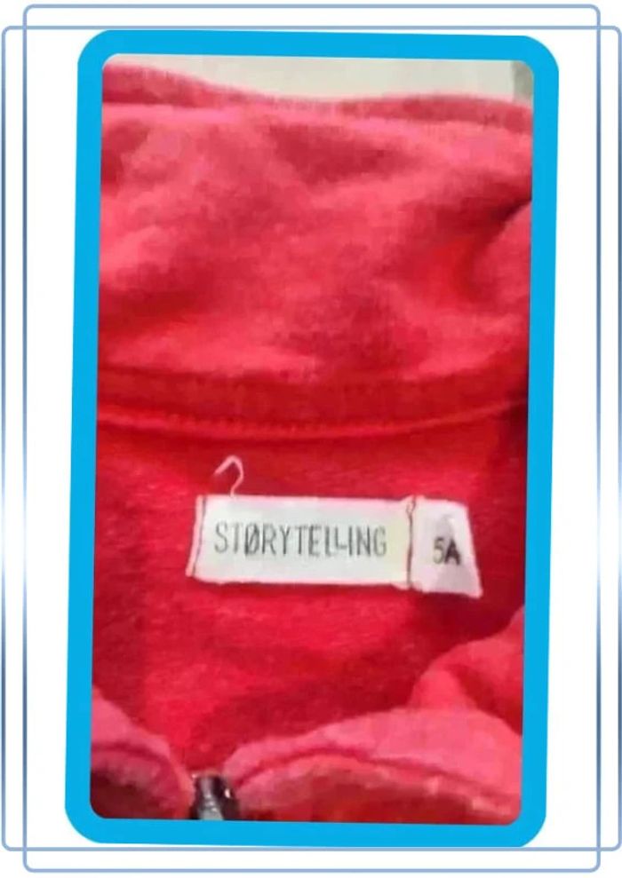 🌟 Chic et confortable : Superbe sweat zippé rouge en coton "Storytelling" taille 5 ans 🌟 - photo numéro 2
