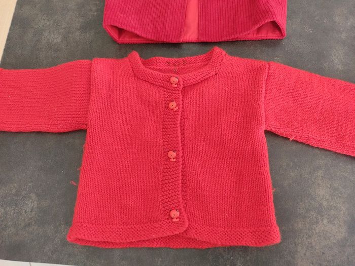 9 mois. 1.50 euro le lot de 2 gilets. Tbe - photo numéro 4