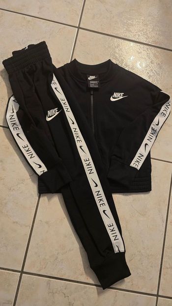 NEUF!!!! (non portés) 🥰😍🤩SUPERBE survêtement MIXTE 8 ans NIKE (prix ferme)⚘️⚘️🤩🤩