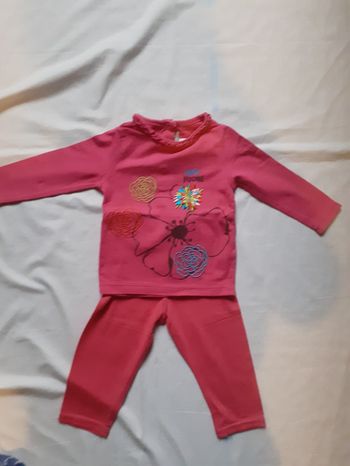 Ensemble framboise avec tee shirt motif fleurs et  legging