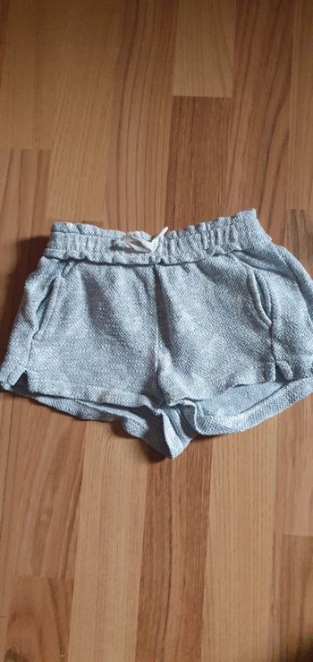 short zara epais 4 à 5 ans avec effet brillant