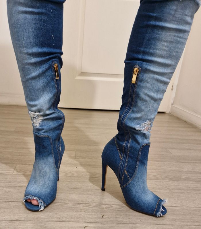 Bottes à talons rares et originales en denim (jean) effet trouées - photo numéro 2