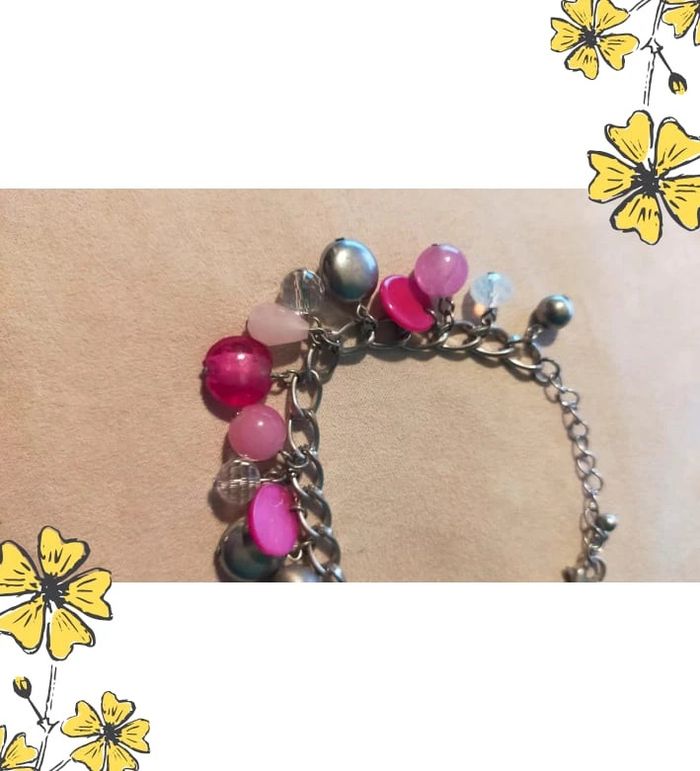 Bracelet chaîne argentée à breloques roses – perles fantaisie - photo numéro 3