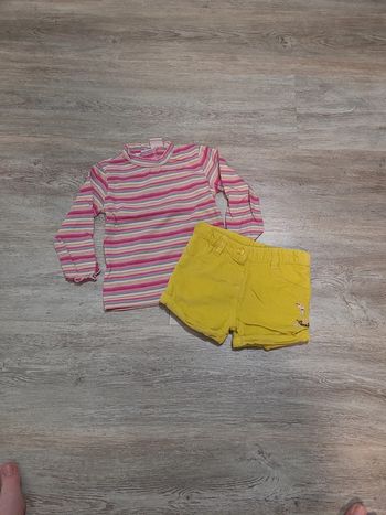 Short en velours jaune et tee shirt manches longues rayé rose