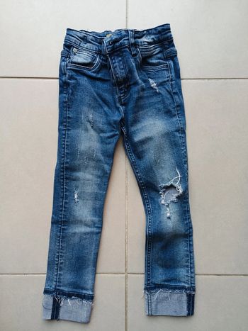 Jean à trous taille 6/7 ans