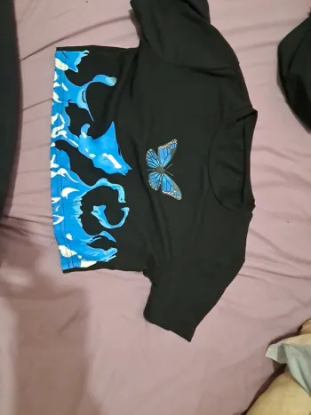 Croc top noir avec un papillon