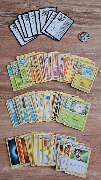 Lot 100 cartes pokemon + 1 jeton