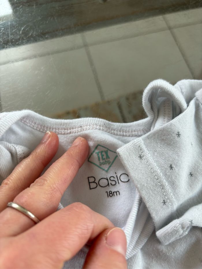 Lot bodys tee-shirts 18mois - photo numéro 2