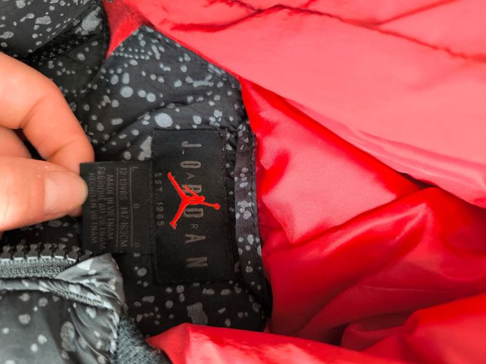 Manteau Jordan gris et rouge taille 12/13ans - photo numéro 4