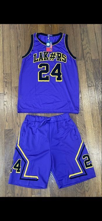 Ensemble basket ball Lakers