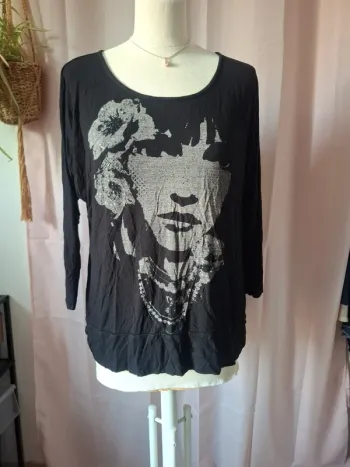Haut femme motif visage féminin