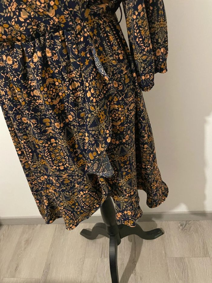 Robe manches longues col V volant bas bleu marine motifs beige orange Sarah John taille 38 - photo numéro 4