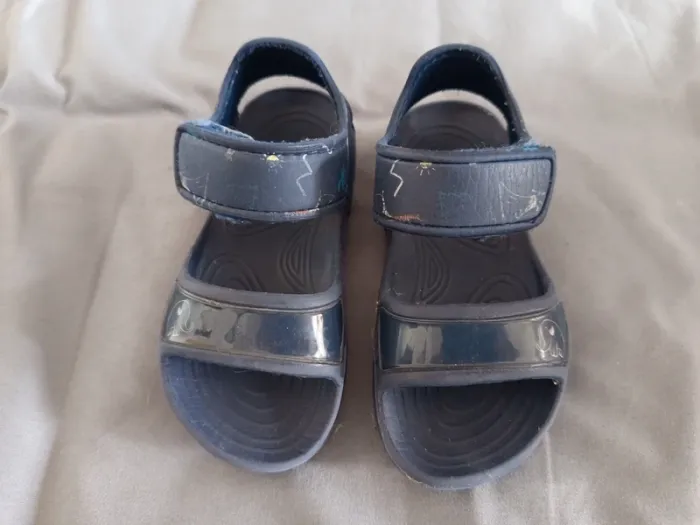 Paire de sandales 24