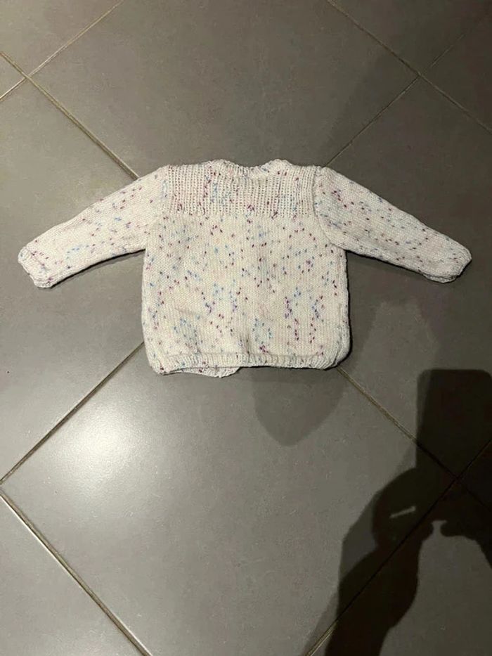 Gilet à boutons tricoté maison - Blanc moucheté bleu, violet & rose - 18 à 24 mois - photo numéro 2