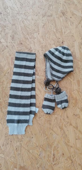 Ensemble bonnet écharpe et mouffle