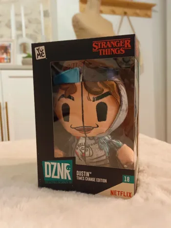 Peluche collector Stranger Things Dustin – DZNR Times Change Edition