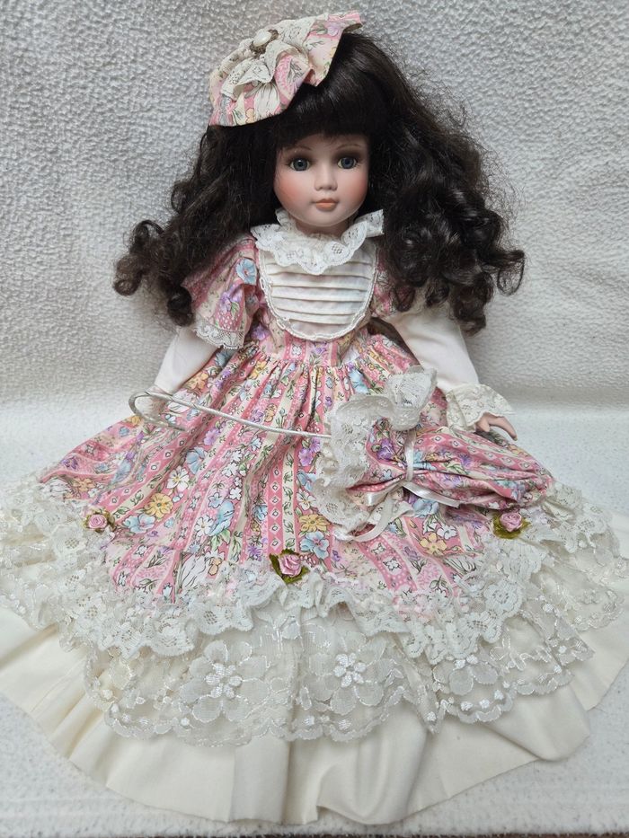 Poupée décorative en porcelaine - photo numéro 2