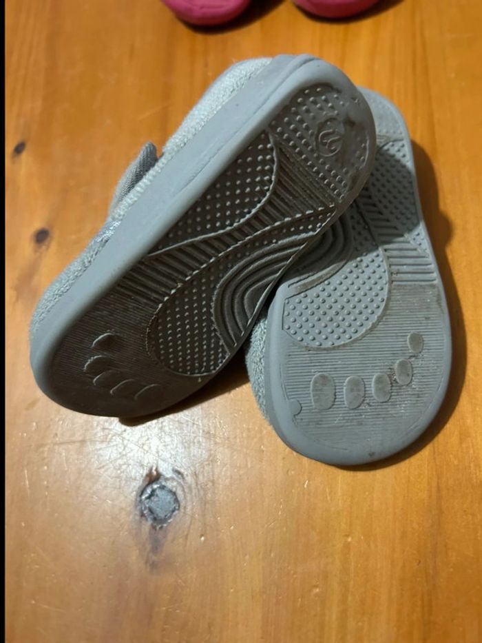 Lot de 2 paires de chaussons 21/22 en très bon état - photo numéro 3