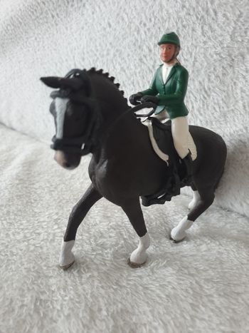 Schleich 42358 cavalière de saut d'obstacles et son cheval