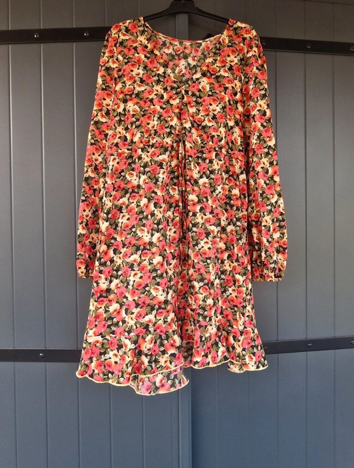 Robe noir rouge courte fleurie