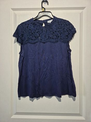 Haut bleu marine avec dentelle