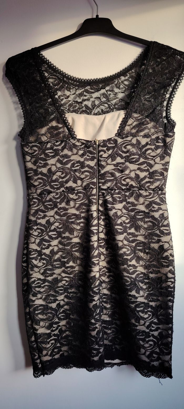 Robe moulante noire en dentelle florale – élégante, chic et stretch – Taille M - photo numéro 3