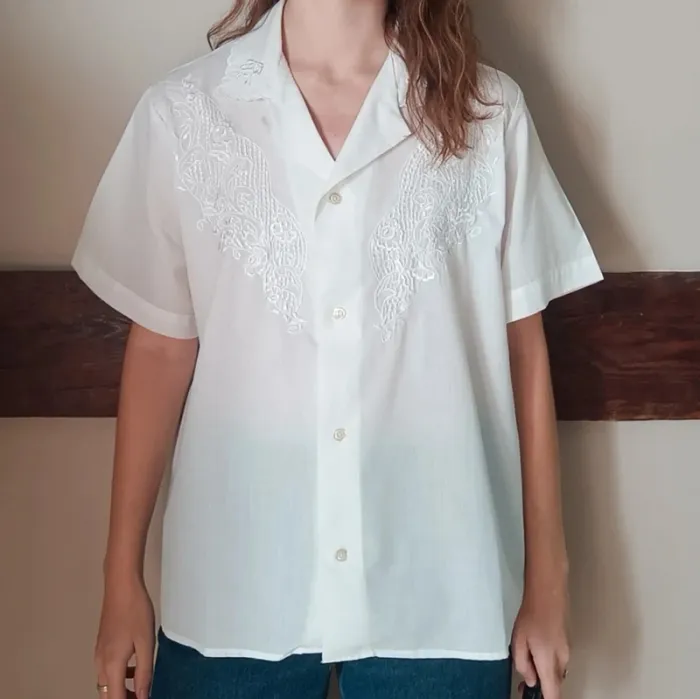 Chemisier blanc broderies poitrine - photo numéro 2