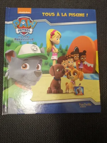 Livre paw patrol tous à la piscine