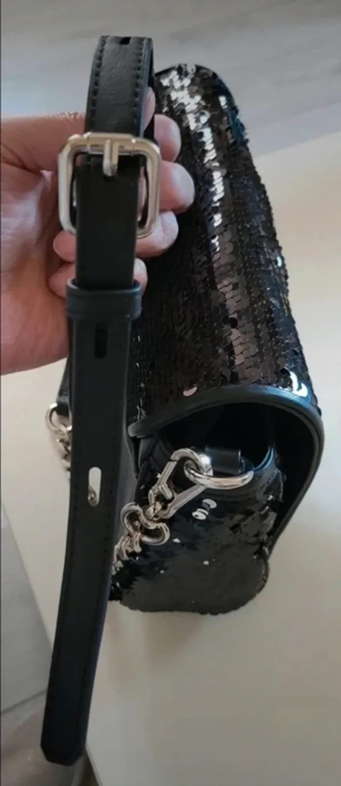 Sac rabat en cuir et sequins réversibles noir/argent. Karl Lagerfeld authentique. Neuf 🥰 - photo numéro 4