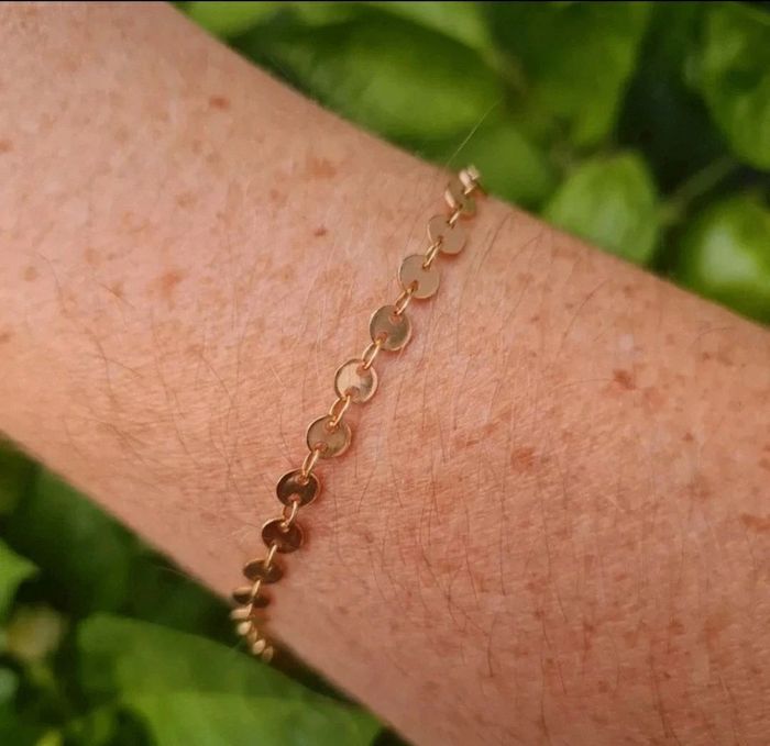 Sublime bracelet à pastilles rondes plates plaqué or 18k