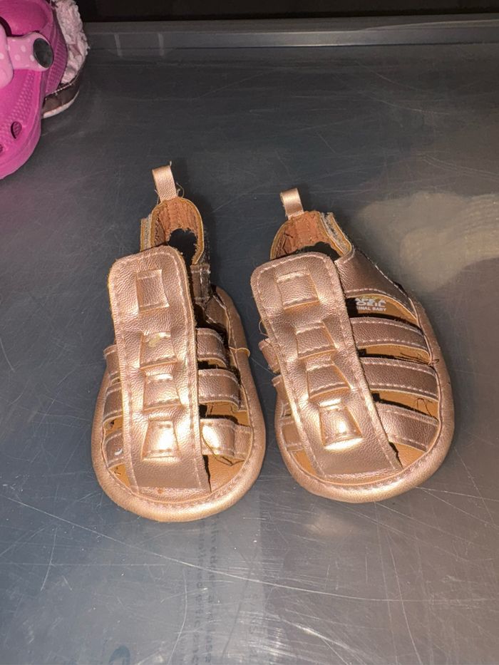 Sandales tape à l’œil rose gold