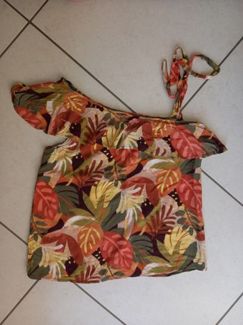 Haut épaule nue fluide motif feuilles Taille 38