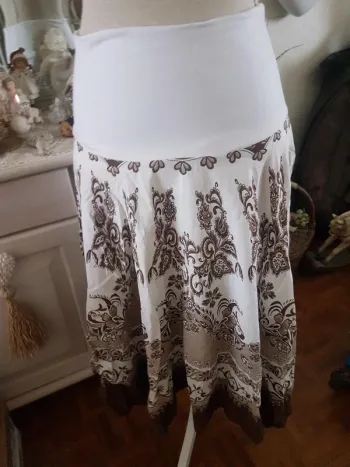 Jolie jupe creme/marron T 40/42