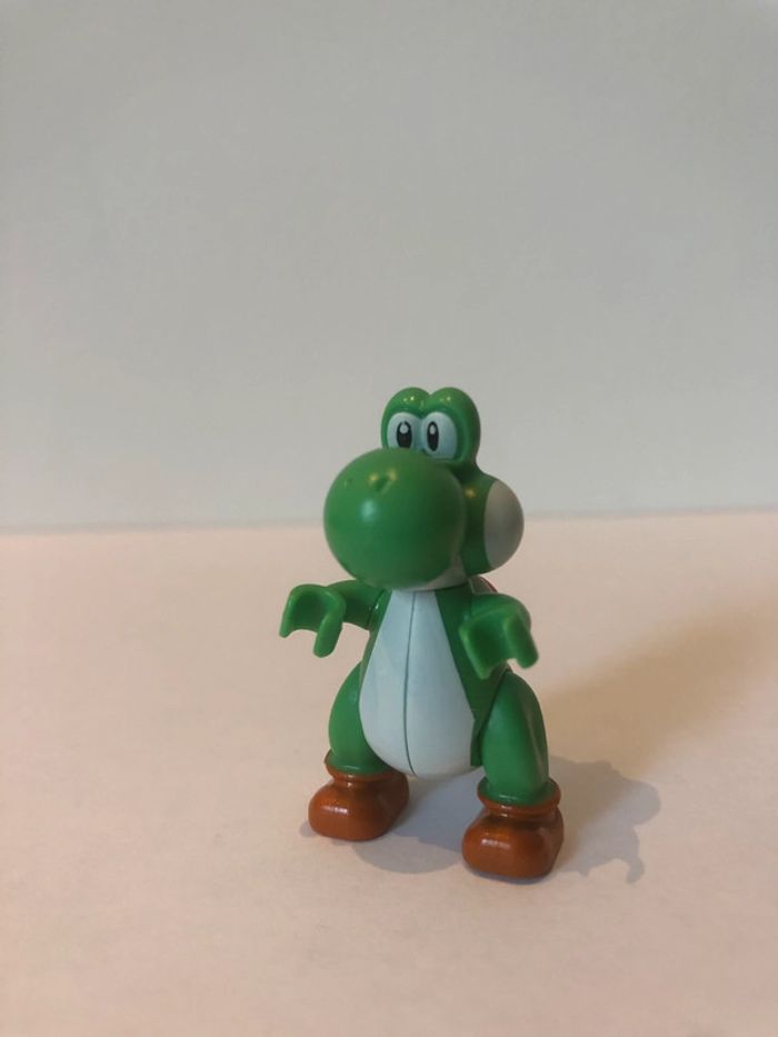 Figurine type lego Yoshi. Super Mario