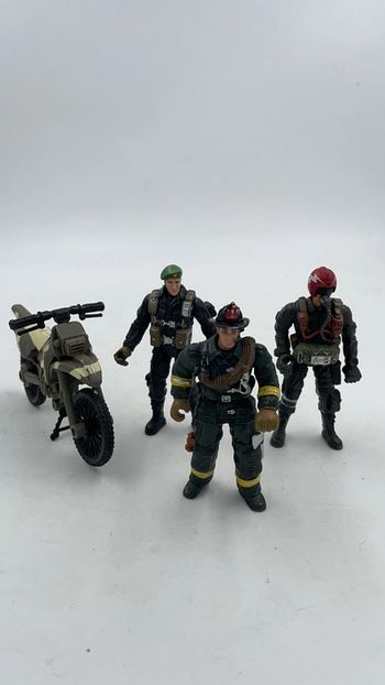 Lot de 3 figurines Soldats militaires articulés + une moto Chap Mei