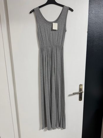 Magnifique robe élastique a la taille neuve avec étiquette taille unique 