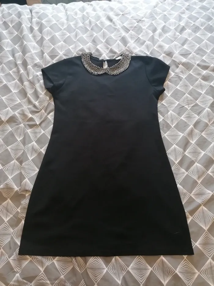 Robe noir à col perlé