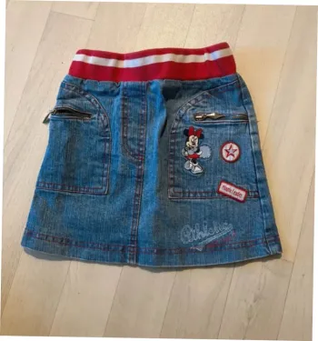 Jupe 3 ans en jean Minnie avec poches zippe , ceinture rouge et blanche
