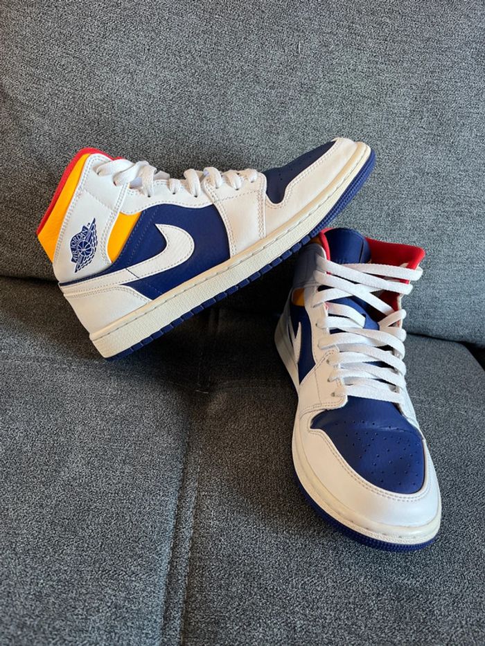 Jordan 1 mid bleu royal laser orange