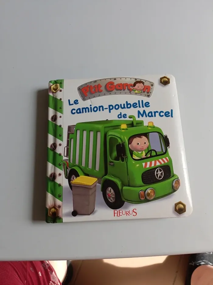 Livre petit garçon le camion poubelle de Marseille
