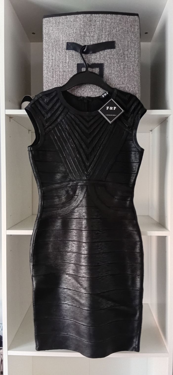 Jolie robe robe imitation cuir epais