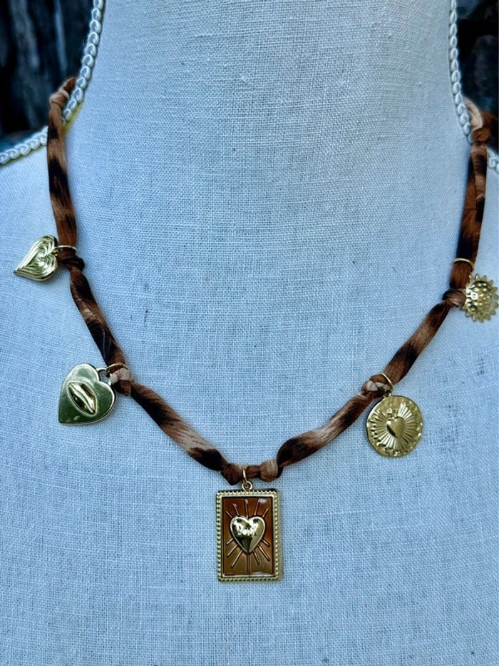Collier tissu léopard réglable finition Charms cœurs médailles acier inoxydable or - photo numéro 4