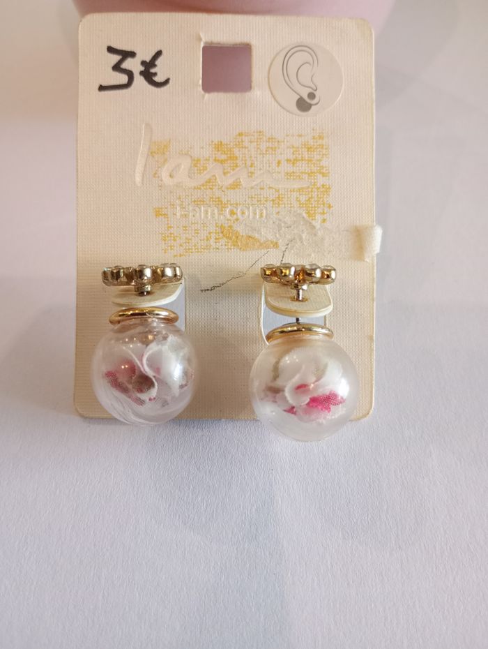 Boucles d'oreille fleurs blanches - photo numéro 2