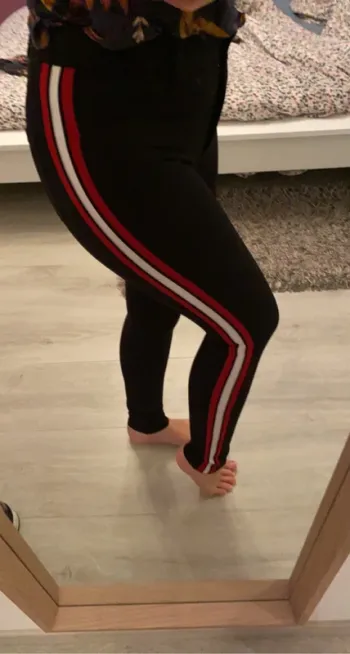 Pantalon noir à galon rouge Promod