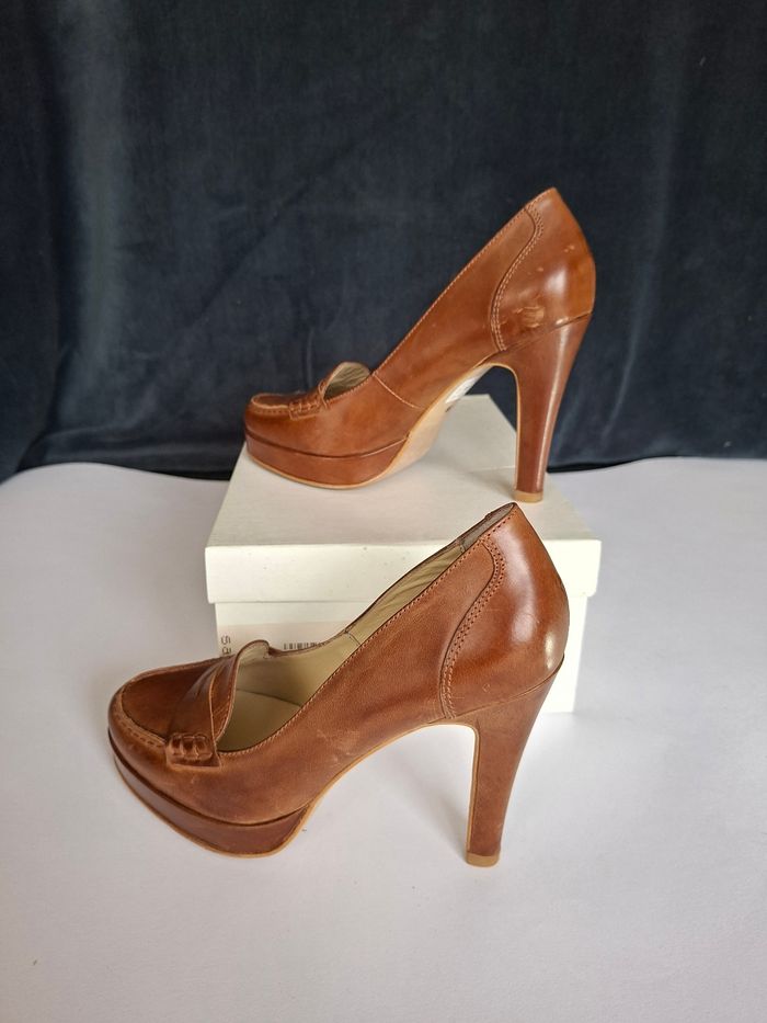 Escarpins Georgia Rose en cuir camel, talons hauts avec plateforme, style mocassin. - photo numéro 4