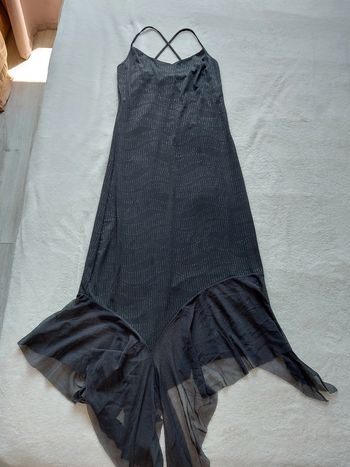 Robe noire longue avec voilages aux chevilles