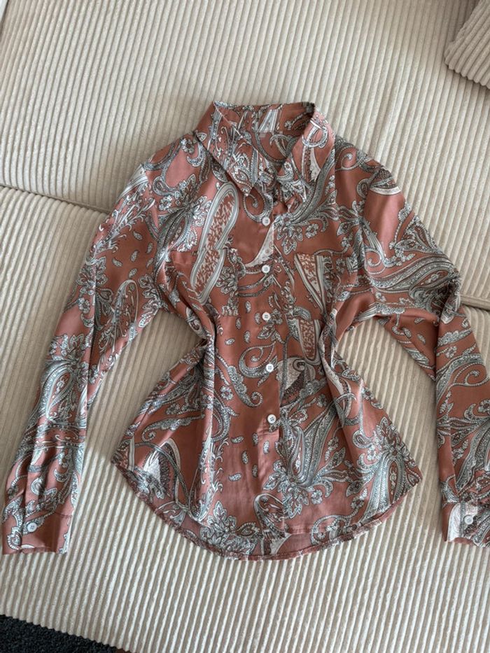 Chemise satinée à motif